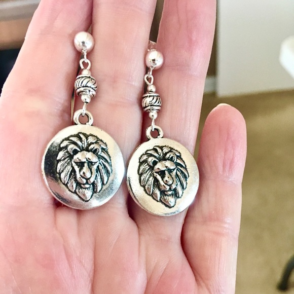 Silver lion post earrings - Picture 2 of 4